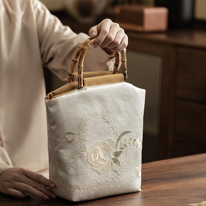 

Artistic Retro Bag, Fabric Embroidery Jacquard, Chinese Circular Ring, Large Capacity Handbag, Chinese Style Bamboo Knot Cheongsam, Versatile beige love style [bamboo handle + zipper]