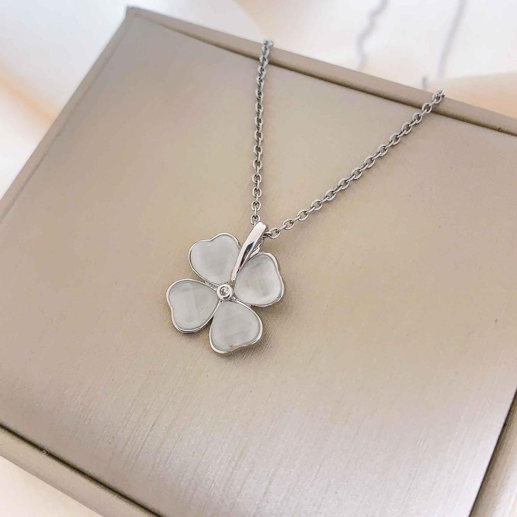 Women's Light Luxury Titanium Steel Four-Leaf Clover Necklace with Cat's Eye Pendant
