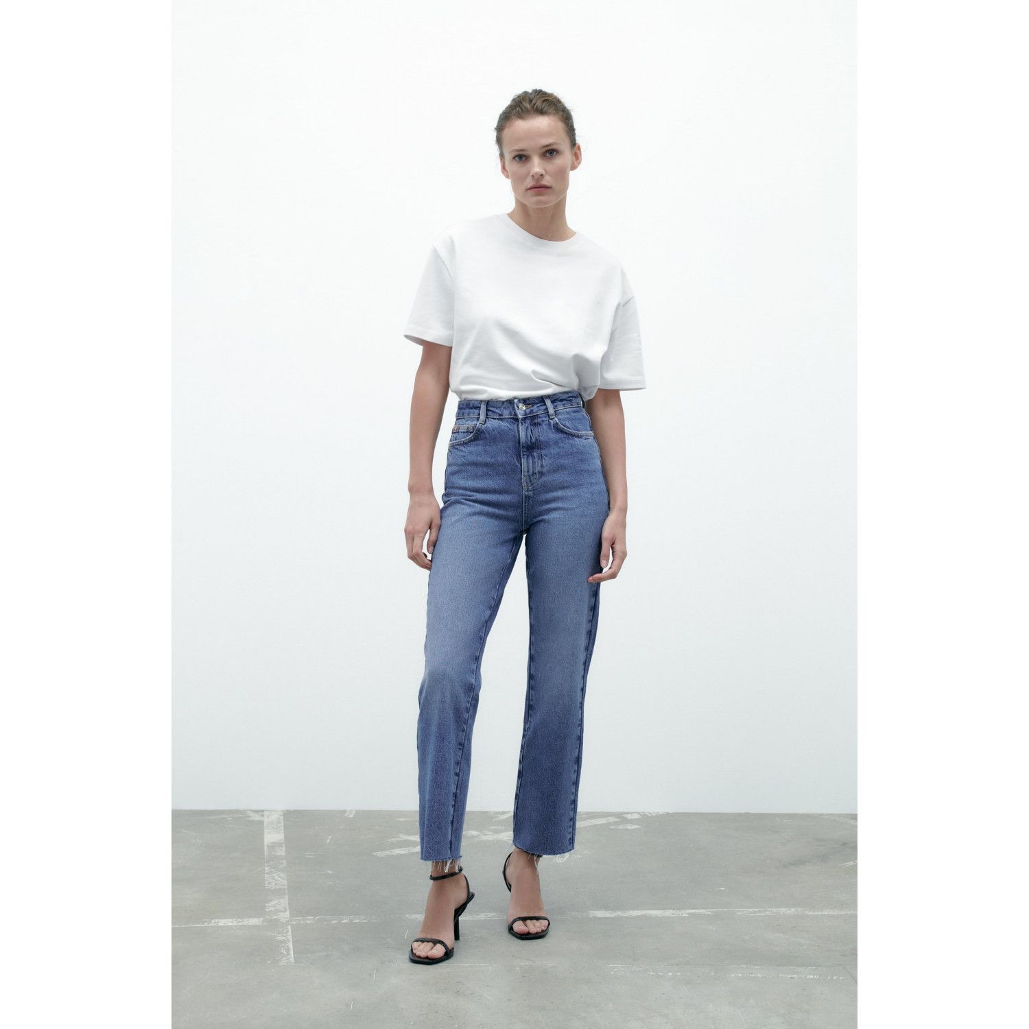 

Z1975 HIGH-RISE STRAIGHT JEANS