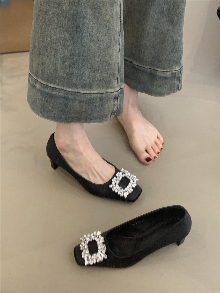 

Temperament high heels women s 2025 new French elegant evening wind rhinestone square head shallow mouth thick heel commuting women s shoes 35 чёрный