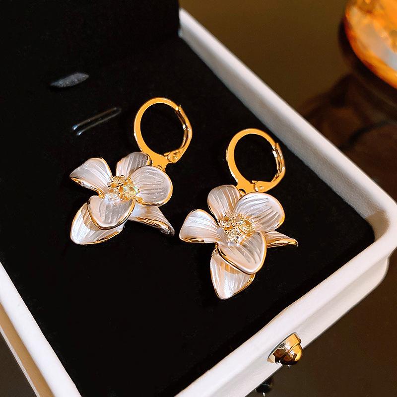 

Diamond dripping oil flower pendant earrings light luxury high-end temperament ear buckle niche design fashionable versatile earrings women