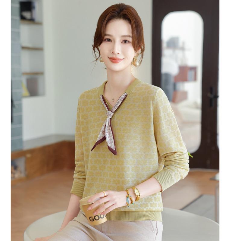 Autumn and winter knitted bottoming knitted sweater slim-fitting large size age-reducing sweater mother outfit new mother loose large size