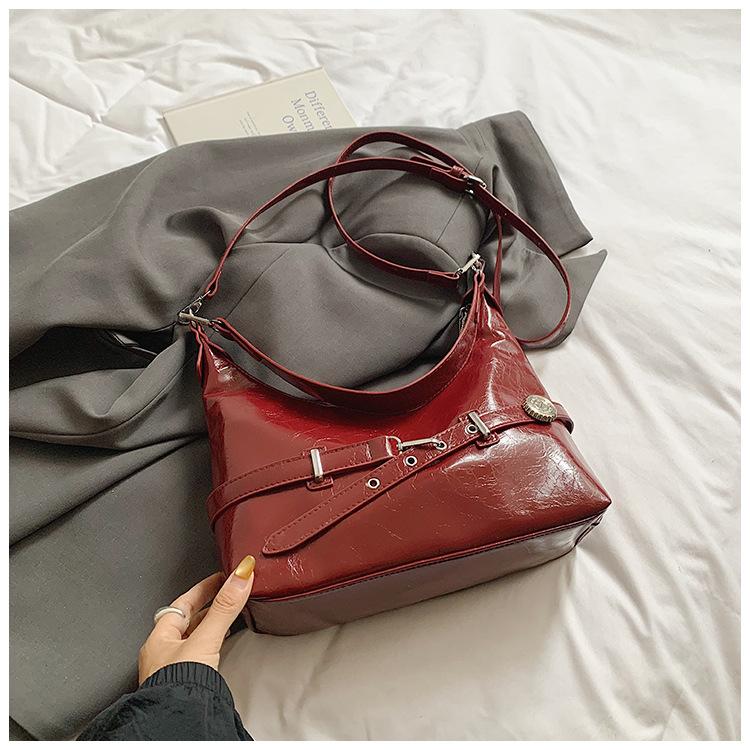 

Fashion tote bag Korean version of large-capacity armpit bag 2025 new retro oil wax leather premium shoulder bag червоний