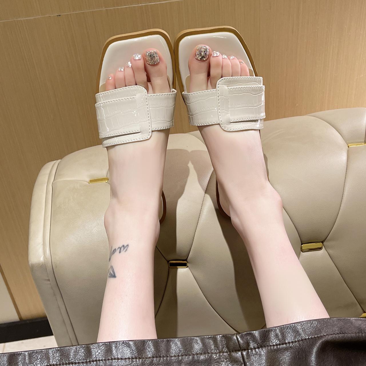 Новые повседневные женские однотонные уличные тапочки с открытым носком 2024 года — фото 4