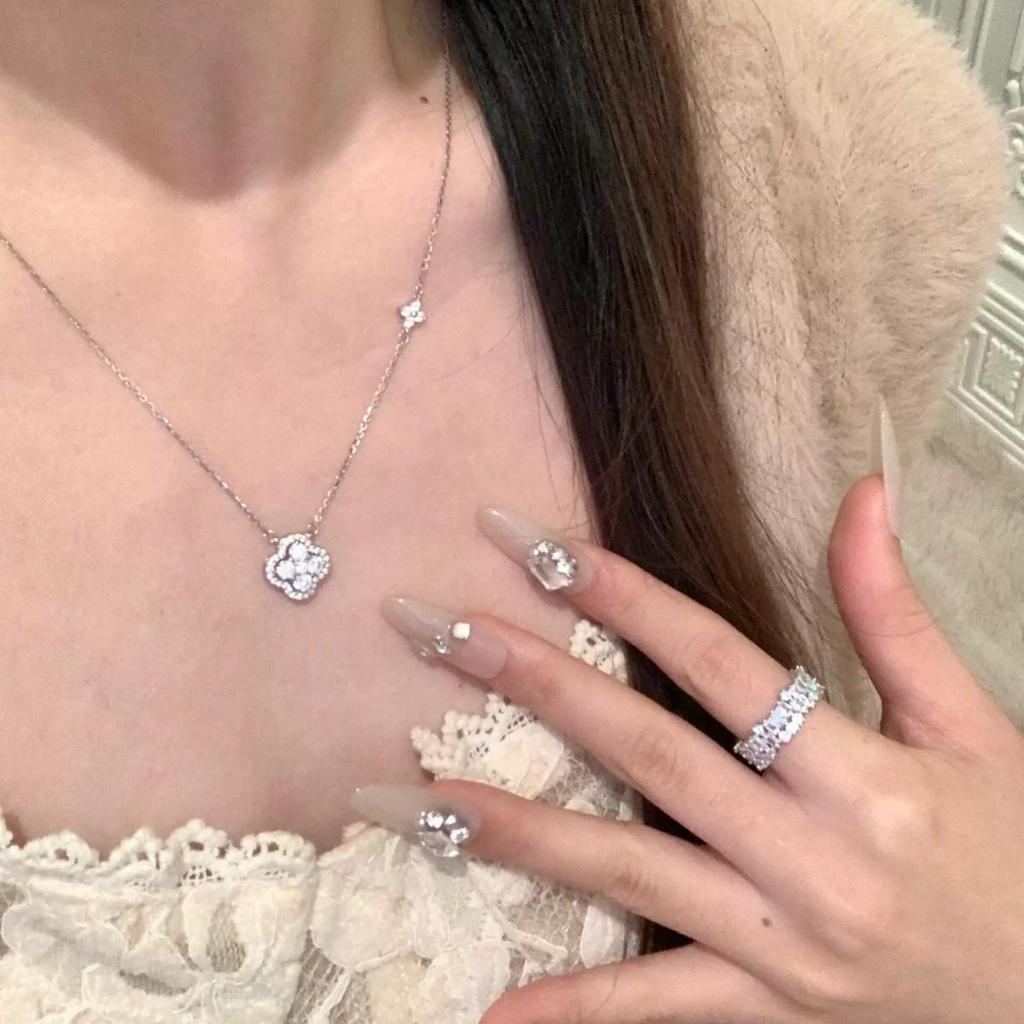 Exquisite Four-Leaf Clover Necklace for Women - Light Luxury and Sparkly Clavicle Chain, Perfect Gift for Girlfriend or Bestie 2026.