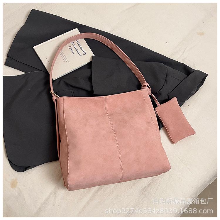 

Retro fashion tote bag women s autumn and winter new commuting large-capacity shoulder bag 2025 niche trendy women s bag