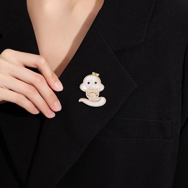 Cute Gold Coin Snake Baby Brooch, High-end Women's Fashionable and Elegant Brooch, Niche and Sophisticated Brooch
