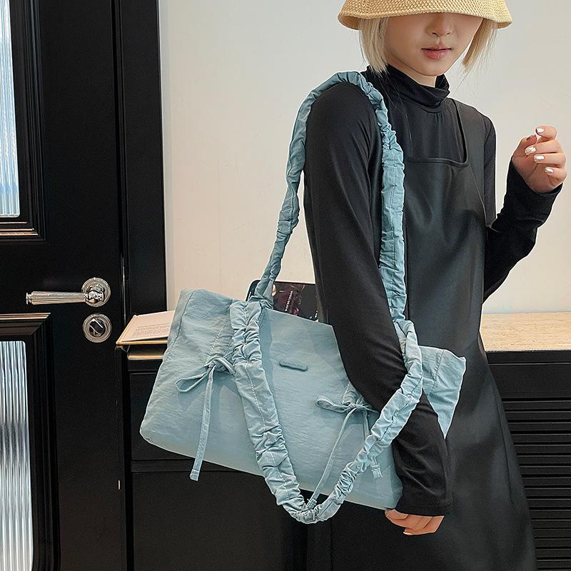 Han Suxi ma tę samą słodką, małą i świeżą plisowaną kokardkę, damską torbę na ramię i worek ściągany o dużej pojemności.