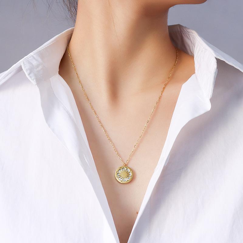 

European & American Winter Fashion Sweater with Daisy & Seashell Pendant Necklace for Women - Titanium Steel