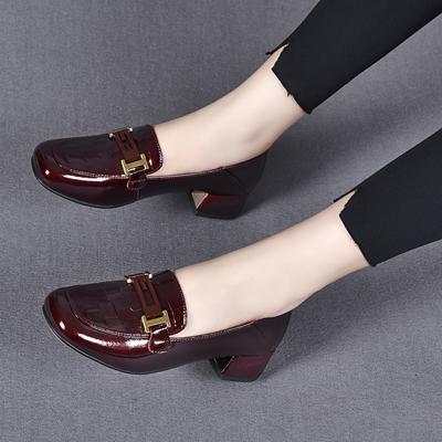 Scarpe da donna in pelle piccole a punta tonda autunnali nuove in pelle verniciata di vacchetta fibbia metallica tacco spesso tacco quadrato scarpe basse