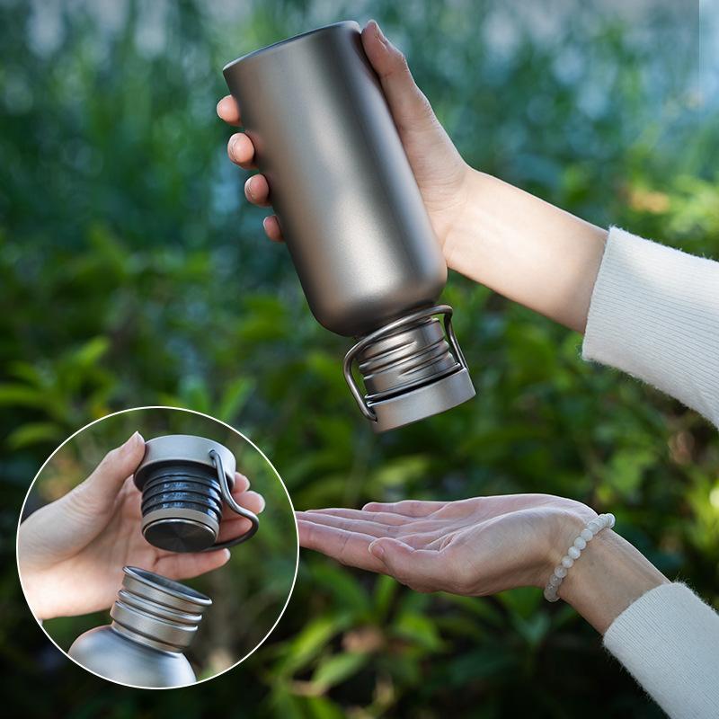 Reine Titan-Sportwasserflasche, Outdoor-Radfahren und Reisebecher, tragbare, leichte Camping-Wasserflasche