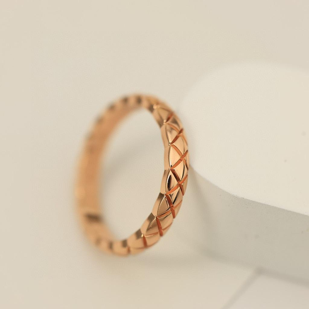 Klassisk ring med diamantmönster i guldmaterial för dagligt bruk, utsökt hantverk för män och kvinnor, Gåvor för män och kvinnor, födelsedagspresent