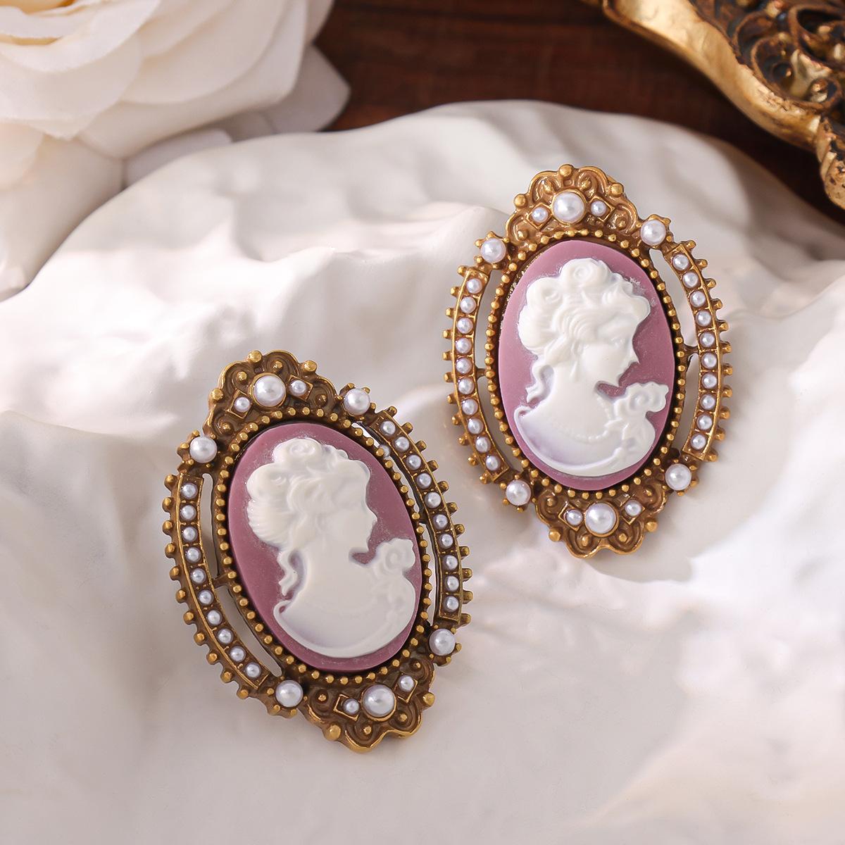 

Medieval Vintage Temperament Light Luxury Palace Style Earrings Embossed Three-dimensional Card Pearl