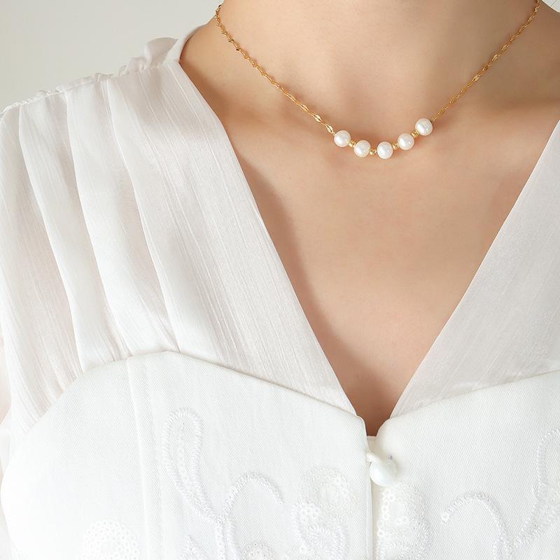 French Style Faux Pearl Pendant Necklace with Unique Lips Chain Design