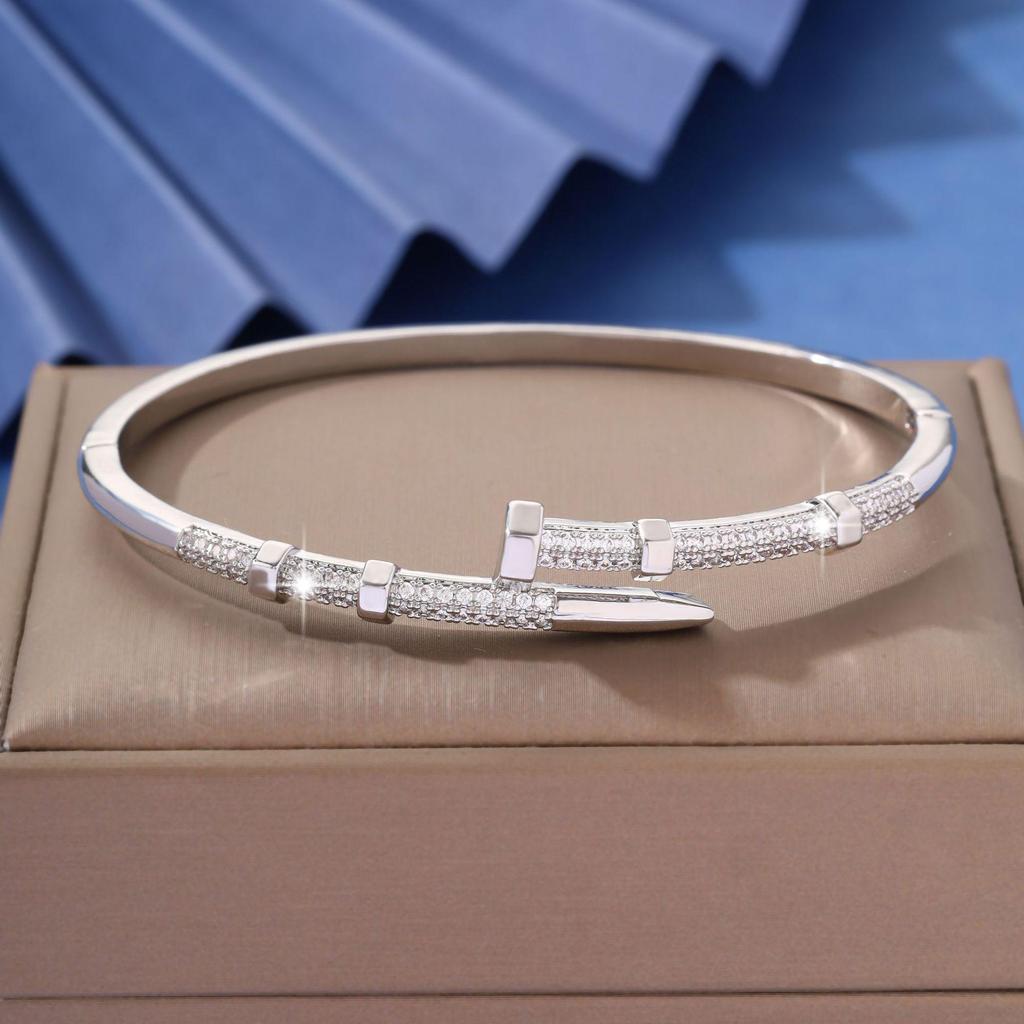 Exquisita Pulsera de Uñas con Circonita Europea y Americana: Diseño Abierto de Gama Alta
