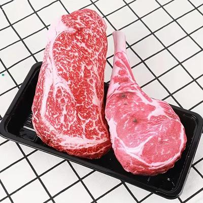 Ein Spielzeug zur Simulation eines Hundes, der mit einem Tomahawk Steak kaut