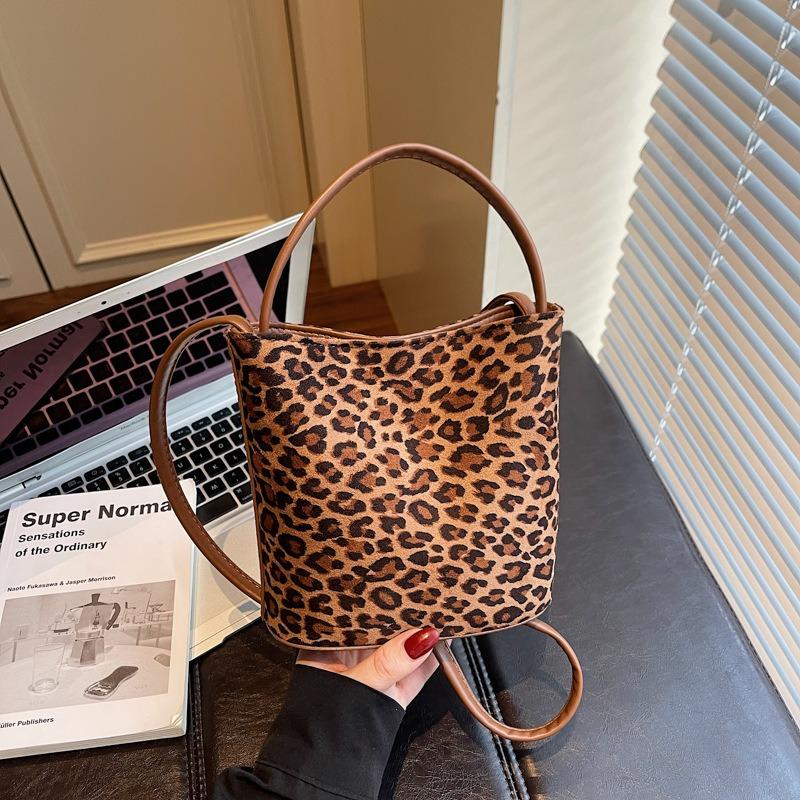 Autumn and Winter New Niche Matte Large-capacity Shoulder Women's Bag Simple and Versatile High-end Bucket Bag