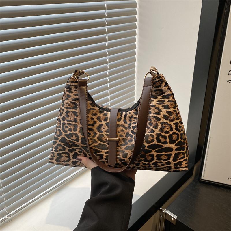 Trendy Crossbody Bag For Women Stylish And Spacious Pu Material Fall Collection