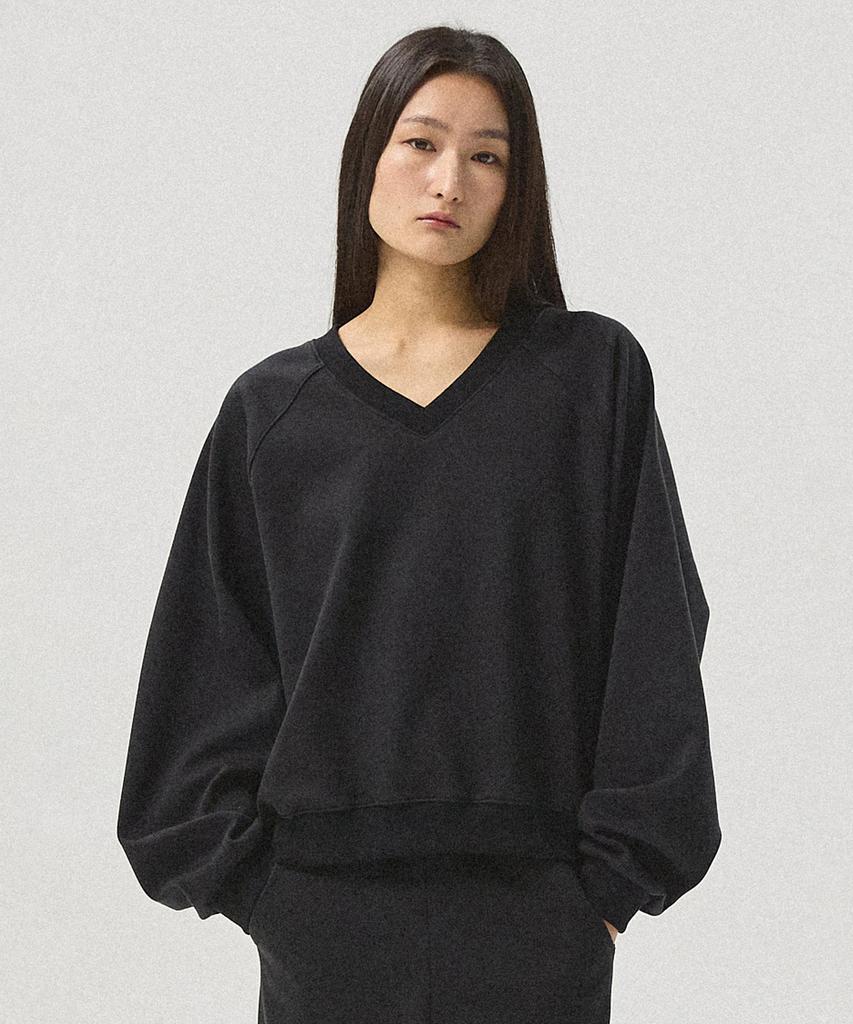 Aheule Aro Raglan V-Neck Sweatshirt_Black