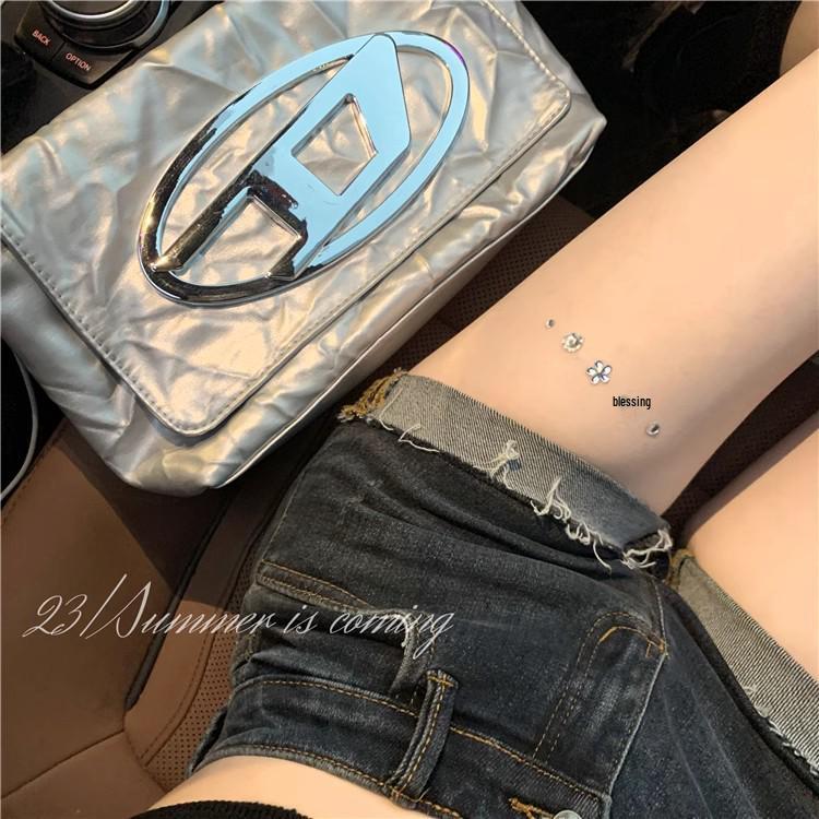 Damen Retro Denim Shorts mit niedrigem Bund - Schlankmachend, Rollsaum, Petite-Passform, Würziges Styling