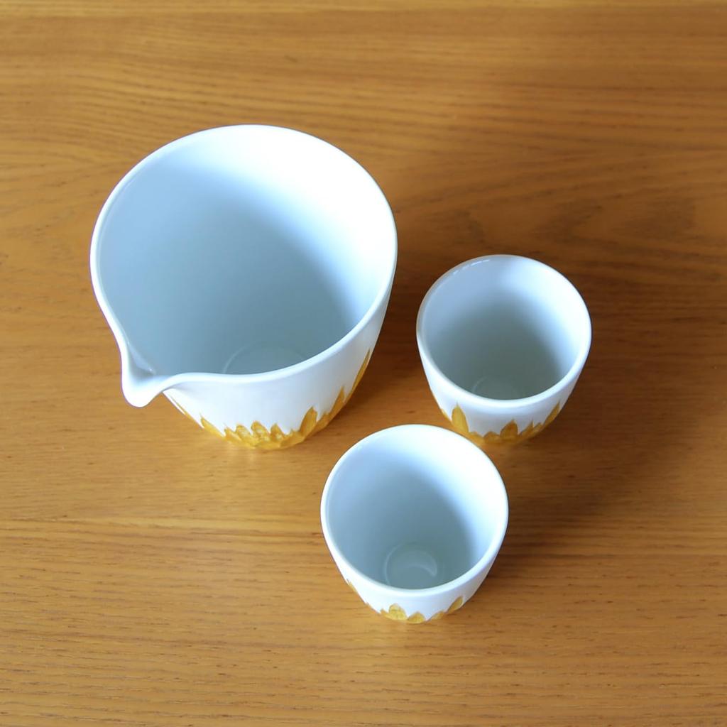 A stylish Arita ware sake set featuring one sake bottle and two sake perfect for retirement This set includes one sake bottle and two sake crafted by