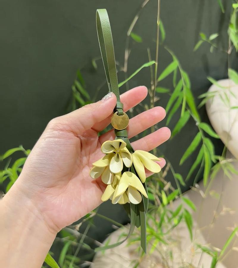 

First Layer Cowhide Bustling Osmanthus Bag Pet Flower Ornaments Artificial Flower Hanging Piece Pendant Flower Accessories Three рожевий колір золота
