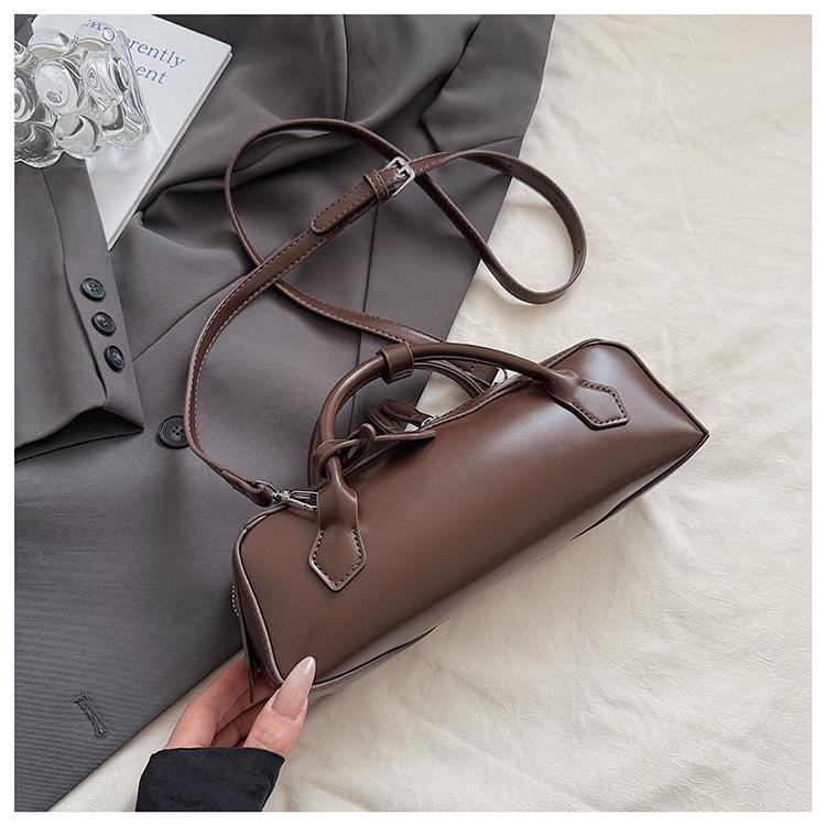 

инс супер огонь ретро маленькая сумка женская 2025 новый нишевый дизайн высококлассная сумка-багет сумка на плечо сумка-мессенджер