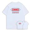 Czarny T-shirt z krótkim rękawem i okrągłym dekoltem z klasycznym japońskim kaskiem motocyklowym SHOEI do wyścigów w tym samym stylu co Marquis Summer