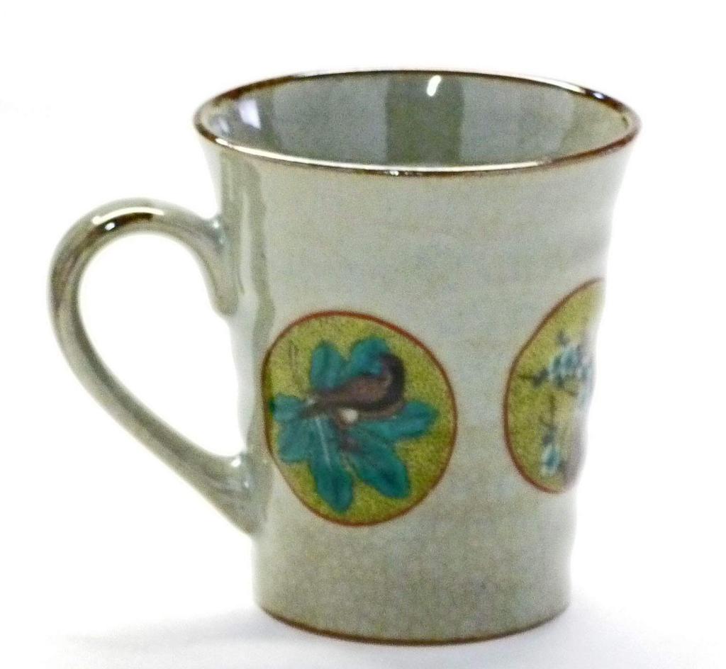 Kutani Ware [Mug] Round Crest Pine, Bamboo, and Plum Design [Back Picture]