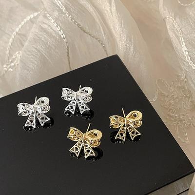 Orecchini a bottone con fiocco vuoto romantico, design femminile, senso di nicchia, personalità unica, temperamento alla moda, orecchini versatili