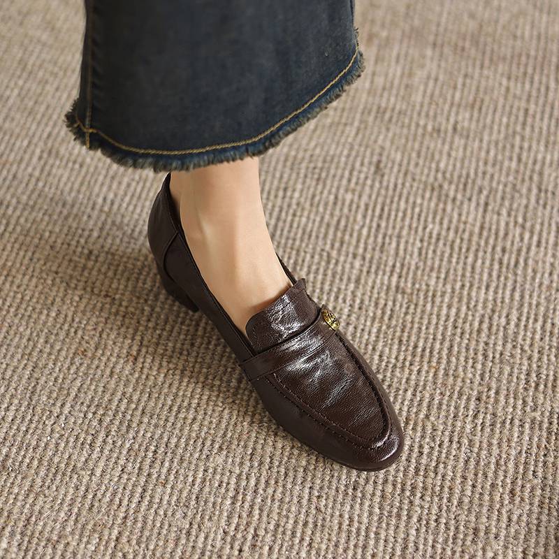 Krazing Pot Sheepskin Round Toe Thick Med Heels Spring Shoes Slip On Big Size 42 Metal Flowers Women Pleated Pumps