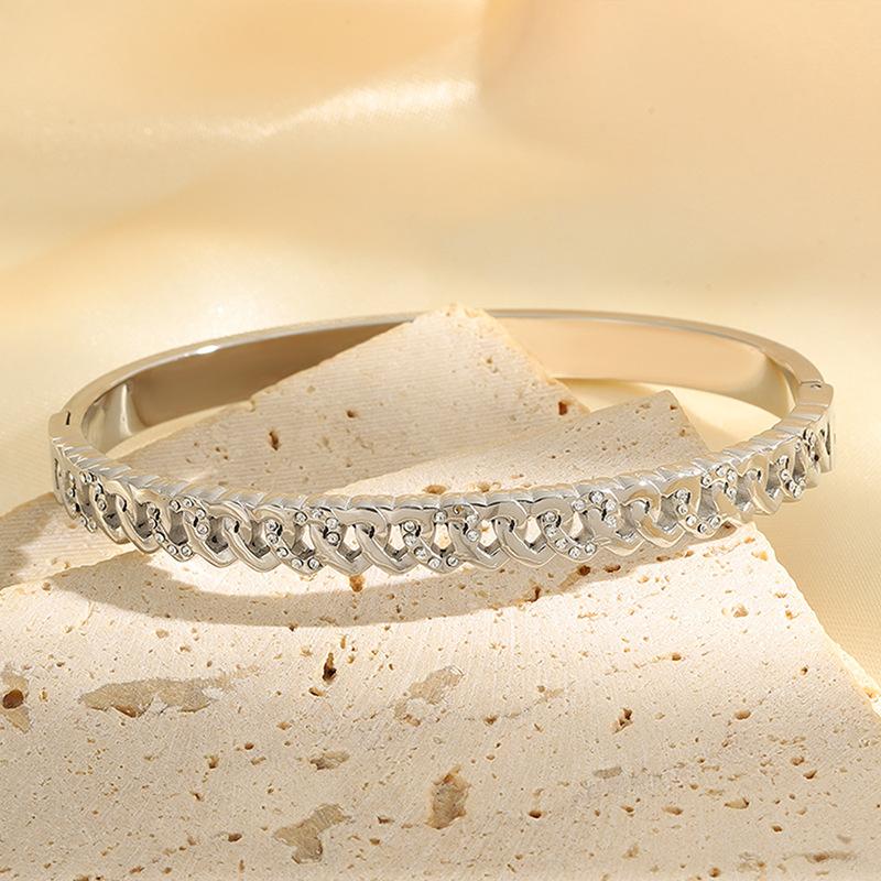 Stainless steel bracelet for women, new hollow heart-shaped titanium steel bracelet, European and American light luxury style, non-fading jewelry