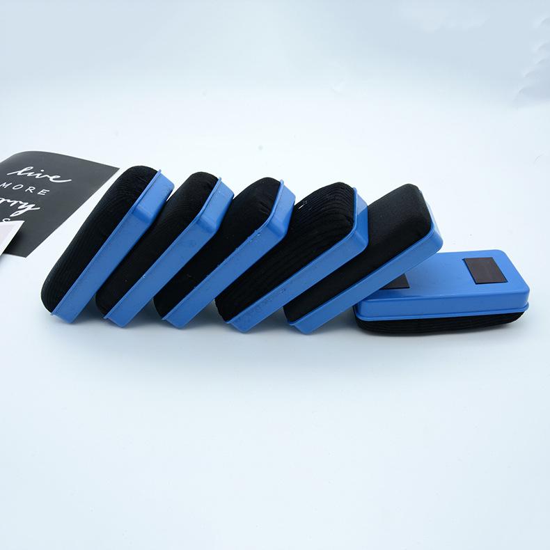 

Магнітна губка для крейди та маркерів - Синій корпус та чорна тканина