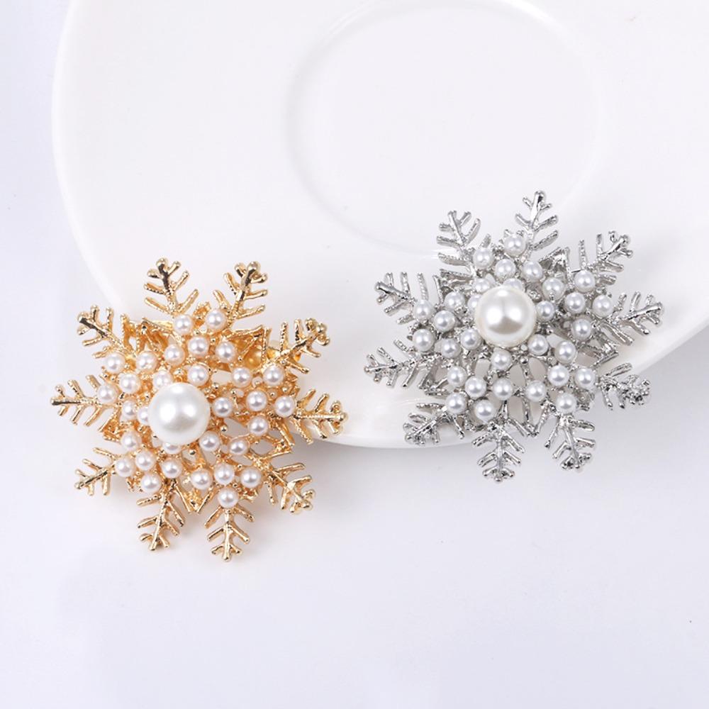 Luxury Temperament Shining Rhinestone Hollowed-out Snowflake Pearl Brooch for Women Corsage Pin Christmas Jewelry Accessories