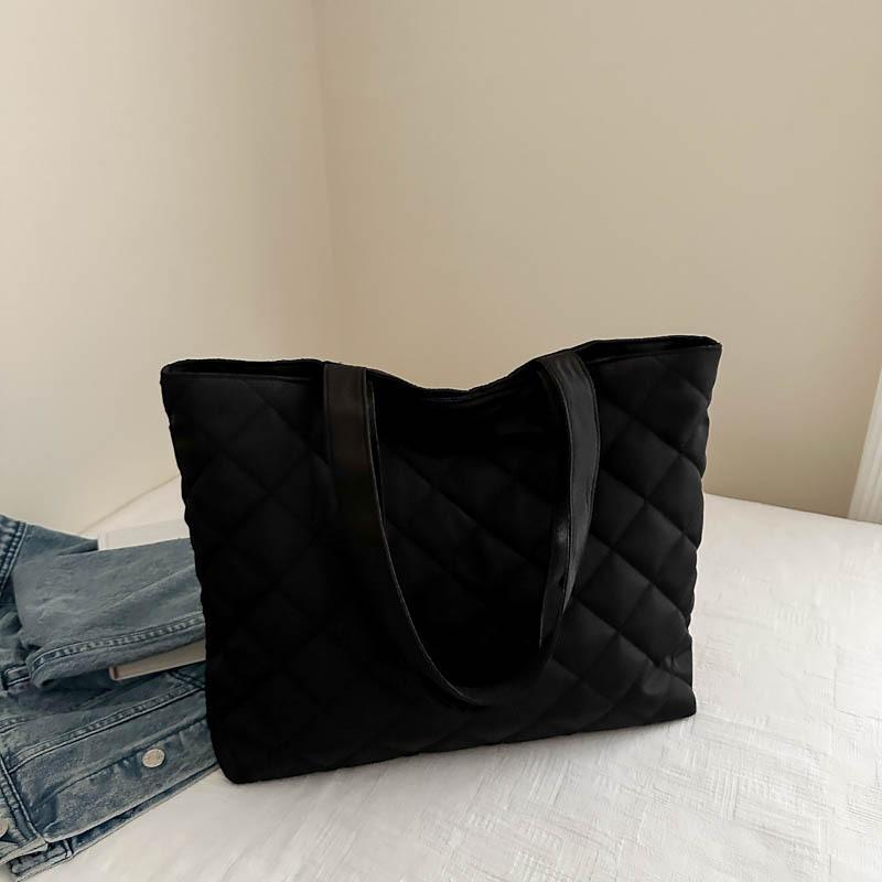 2025 New Diamond Retro Niche Design Underarm Bag Large Capacity Commuting Fashion Portable Shoulder Tote Bag