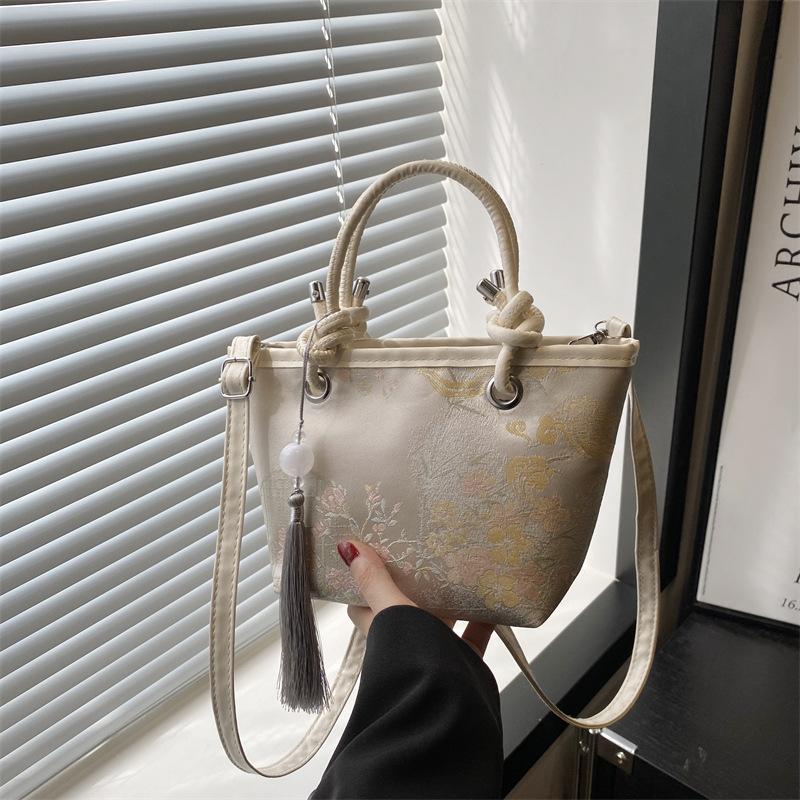 

New Chinese style national style new embroidered bucket bag women s high-end texture temperament exquisite foreign style versatile messenger bag