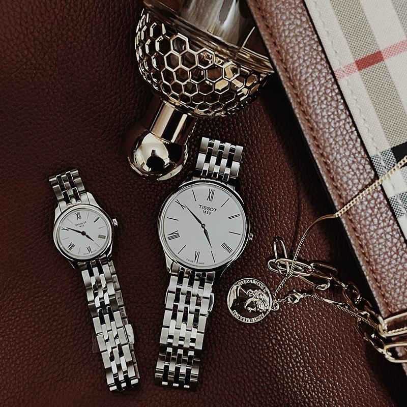 Tissot Junya Kollektion Quarzwerk Unisex-Uhr 25mm Silbernes Zifferblatt Edelstahlgehäuse T0634091101800+T0630091101800