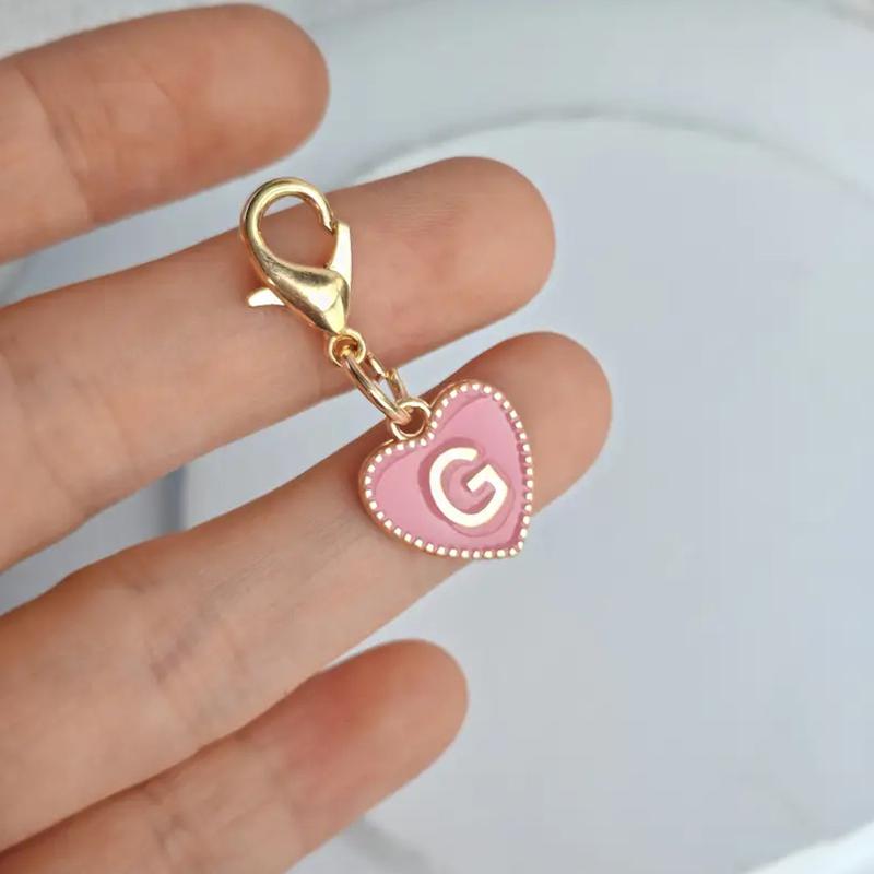 Gorąca sprzedaż 26 liter angielskich różowy dwustronny breloczek z brzoskwiniowym sercem w kształcie serca stopowy dodatek wisiorek