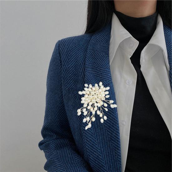 Women Brooch Hand-Woven Irregular Imitation Pearls Brooch Suit Coat Collar Embellished Pin Outfit Accessories