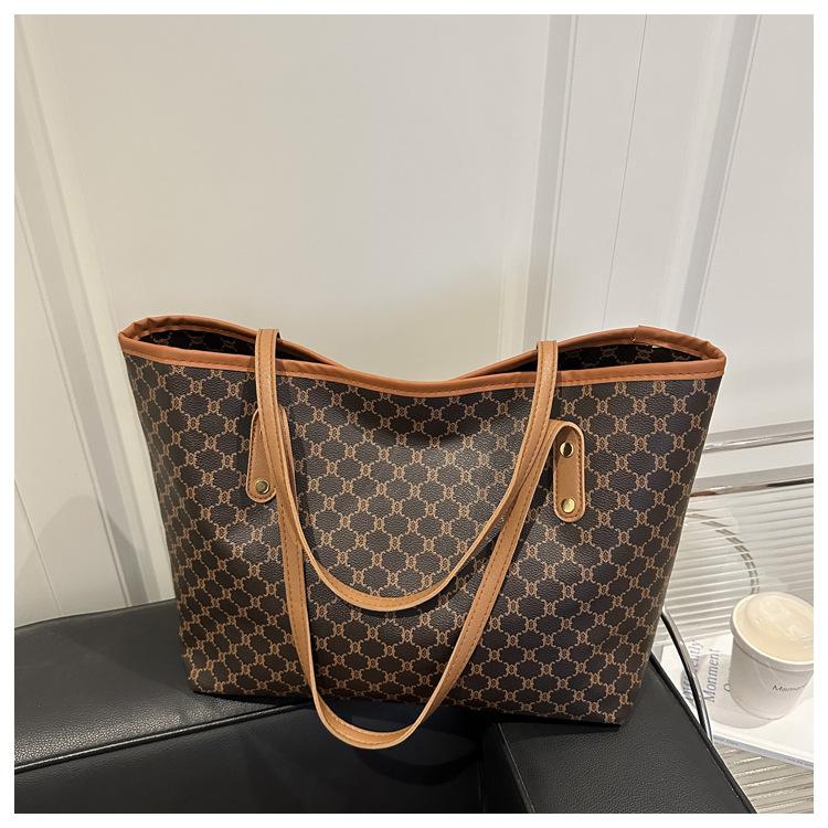 Light Luxury Temperament and Personalized Commuting Hand Tote Bag New Beautiful Niche Design Trendy One-shoulder Armpit Bag