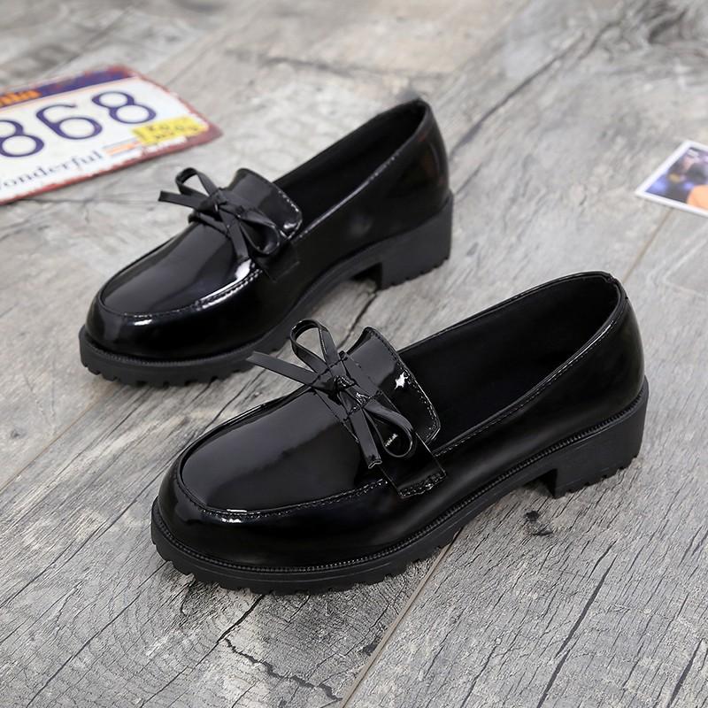 

Black small leather shoes women s 2025 summer British style classic commuter professional shoes light mouth versatile bright leather student shoes 40