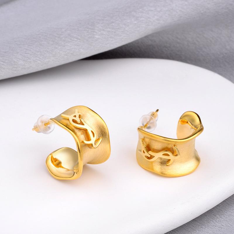 

Винтажные серьги-пусеты из металла, серьги-кольца с ретро-буквами, матовая отделка, дизайнерские серьги-заявления