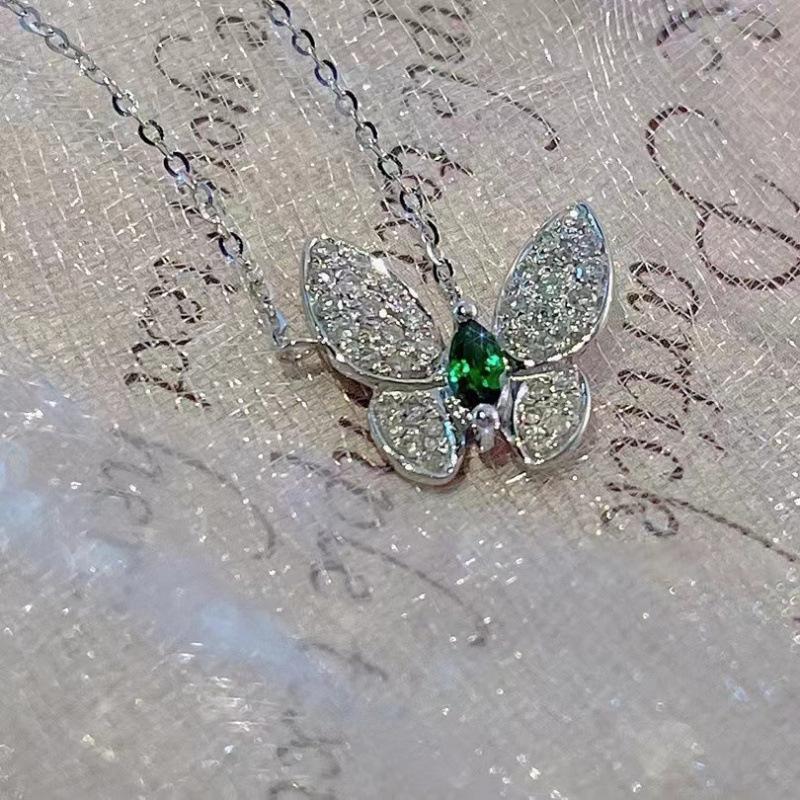 Emerald Green Butterfly Necklace: Elegant, Diamond-Studded Clavicle Chain with a Simple, Versatile Design.