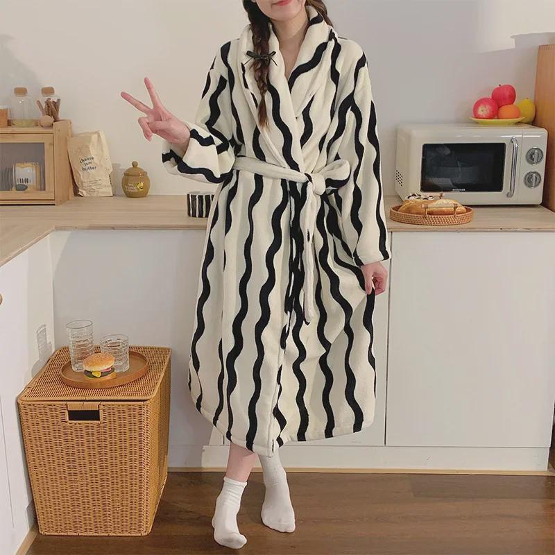 Pruhovaná noční košile z korálového fleecu: Dlouhý flanelový župan na podzim a zimu