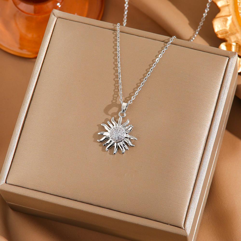 Four Leaf Clover Pendant Necklace For Women Fashionable Zircon Crystal Adjustable Chain Delicate And Versatile Jewelry