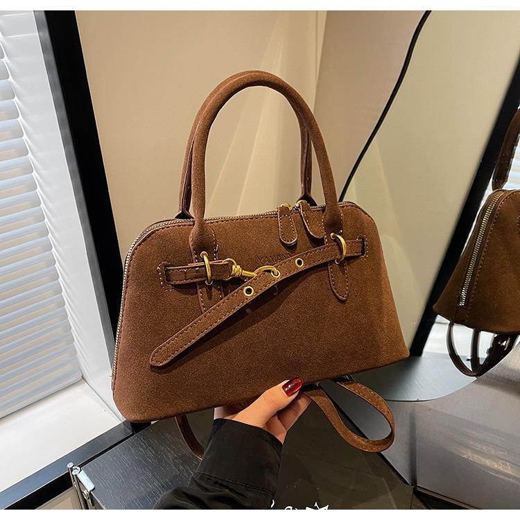 

Сумка осенняя женская универсальная сумка 2024 новая нишевая модная матовая сумка-ракушка простая сумка-мессенджер темно-коричневого