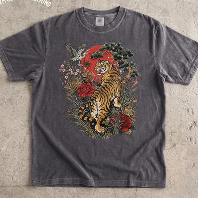 Japanisches Tiger-Shirt, Wildkatzen-Shirt im Linolschnitt-Stil, T-Shirt mit traditioneller Tattoo-Grafik, Vintage Boho Shirt, Ukiyo-e Kunst Streetwear