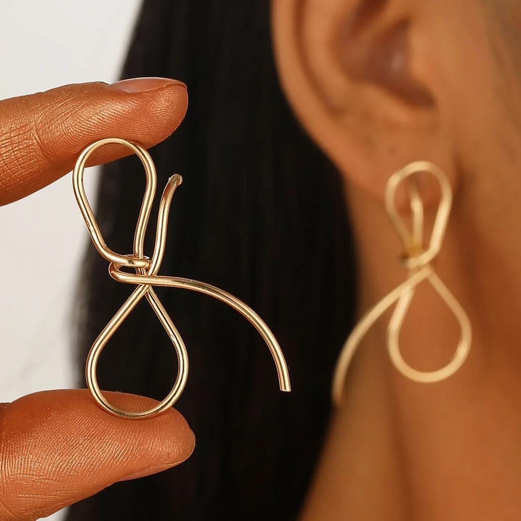 Personality Big Flower Hollow Metal Line Stud Earrings for Women Temperament Trend Wrapped Vintage Petal Jewelry Accessories