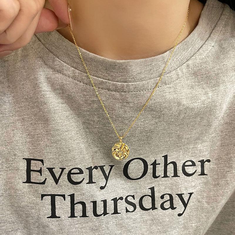 Pleated Pendant Necklace with Irregular Texture and Clavicle Chain Personality Fashionable Niche Design Trend