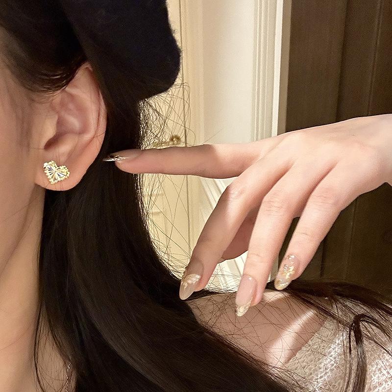 Silver  Hip-hop Sparkling Heart-shaped Earings Stud Fashion Light Luxury Sweet Earrings for Women Suitable for Daily